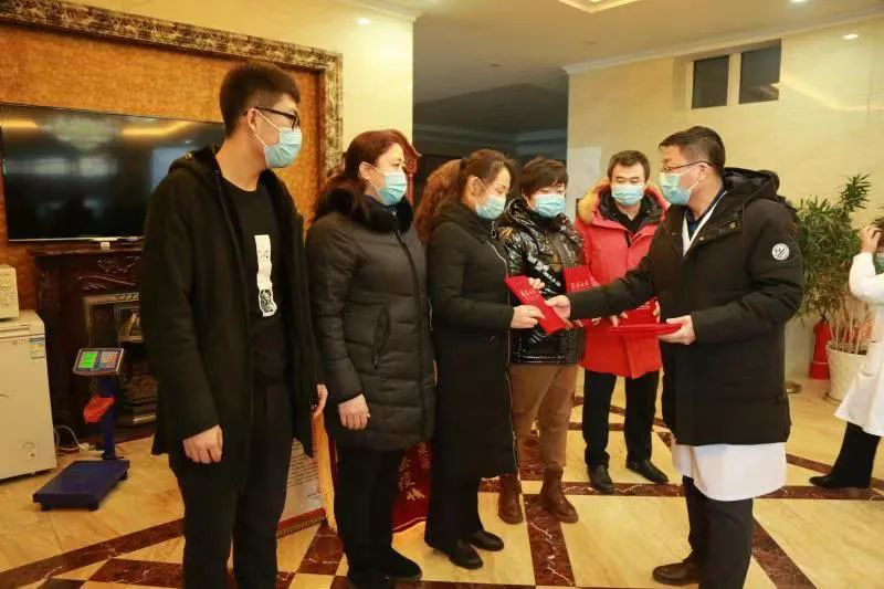 滿洲里口岸醫(yī)療救治醫(yī)院送錦旗感謝愛心企業(yè)的堅(jiān)守